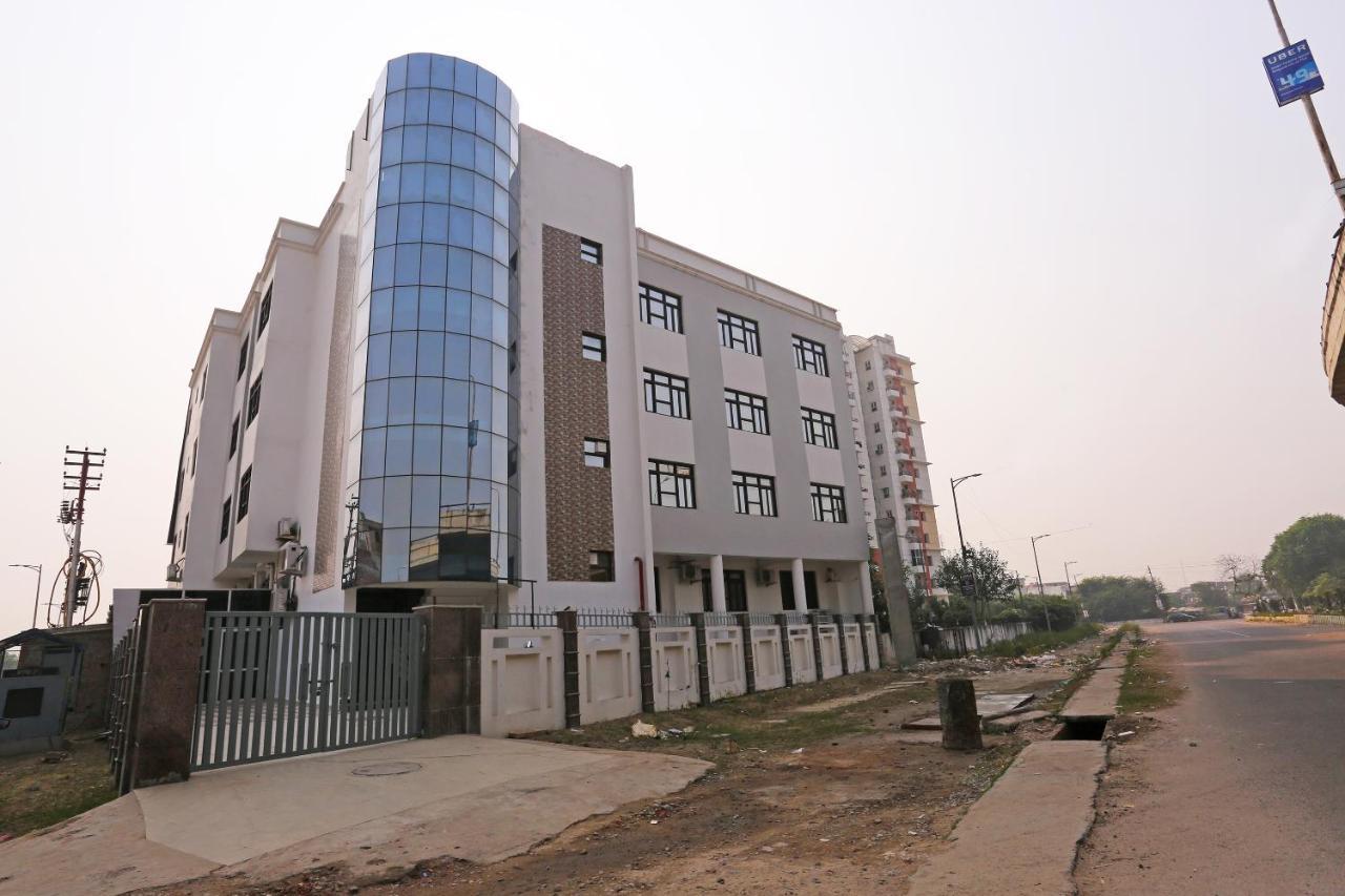 Capital O 10060 Hotel The Leaf Lucknow Exterior photo